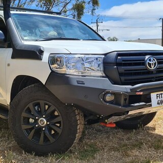 Now this is just pure sexy for a Textured Coat bar on a 200 Series Landcruiser. Black is Back With this Rhino 4X4 Australia 3D Evolution Bar we fitted to this GX 200 Series Toyota Landcruiser 

#fitmy4wd #getfitted